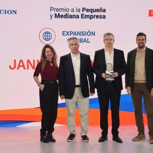 Evangelina Fernandez (Galicia), Matias Barbieri (Janus Automation), Ariel González (Janus Automation) y Martín Castelli (Blue Star Group, Isadora - Todo Moda)