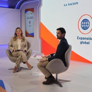 Viviana Valles (Conductora de LN+) y Marcos Sackmann Sala (Galicia)